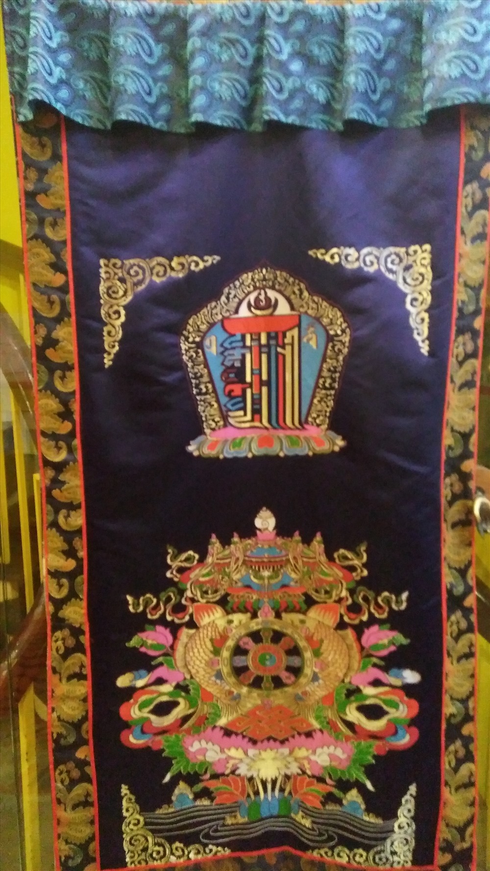Những bức Thangka ở đây, đôi khi còn được các vị đại sư trì chú. Ảnh: H.V.M