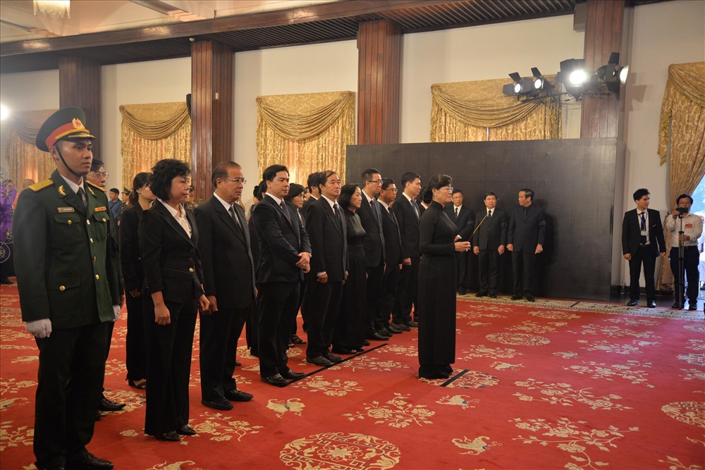Đoàn đại biểu do Chủ  tịch HĐND TPHCM Nguyện Thị Quyết Tâm vào viếng Chủ tịch nước Trần Đại Quang.