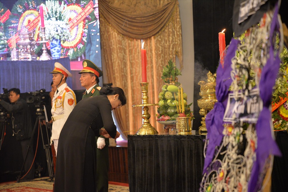 Chủ tịch HĐND TPHCM Nguyễn Thị Quyết Tâm thắp nhang cho Chủ tịch nước Trần Đại Quang.