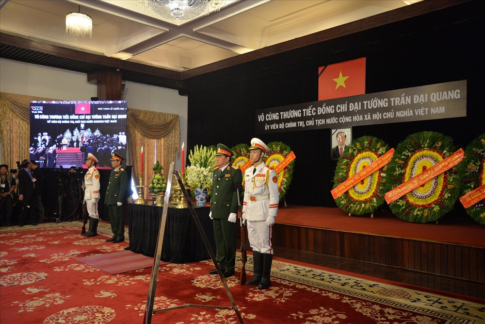 Trong Hội trường Thống Nhất (TPHCM), bàn thờ và di ảnh của Chủ tịch nước được đặt trang trọng.