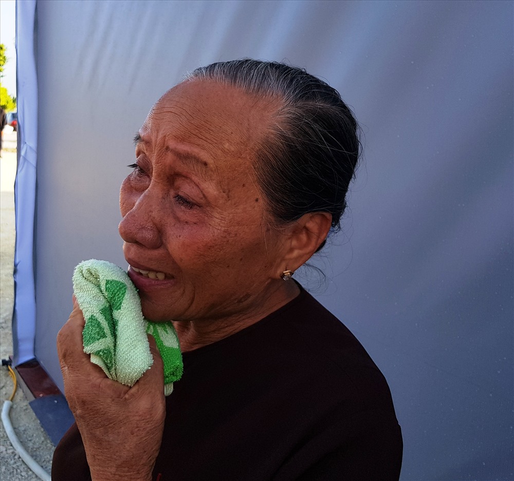 Người dân khóc thương Chủ tịch Nước Trần Đại Quang. Ảnh: NT
