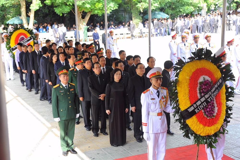 Đoàn Thành ủy Hà Nội do Ủy viên Bộ Chính trị, Bí thư Thành ủy Hà Nội Hoàng Trung Hải làm trưởng đoàn vào viếng Chủ tịch Nước Trần Đại Quang.