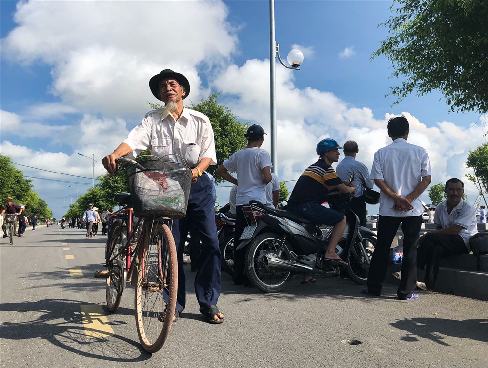 Ông Hoàng Khắc Câu  (xã Kim Định, huyện Kim Sơn, Ninh Bình) đã đạp xe hơn 10km để đến viếng Chủ tịch Nước Trần Đại Quang.