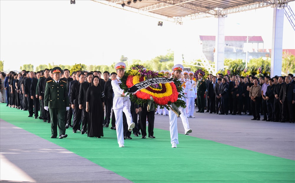 Ngay từ sáng sớm, các đoàn và đông đảo người dân đã tới viếng Chủ tịch Nước Trần Đại Quang trong niềm tiếc thương vô hạn.