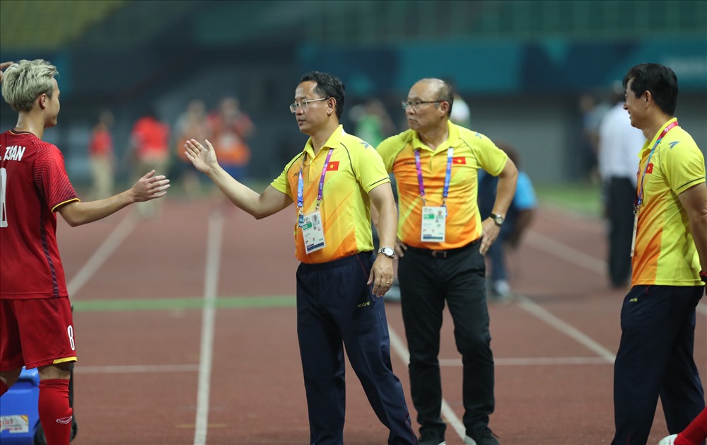Ông Lê Huy Khoa là trợ lí ngôn ngữ cho HLV Park Hang-seo tại VCK U23 Châu Á và ASIAD 18. Ảnh: Đ.Đ