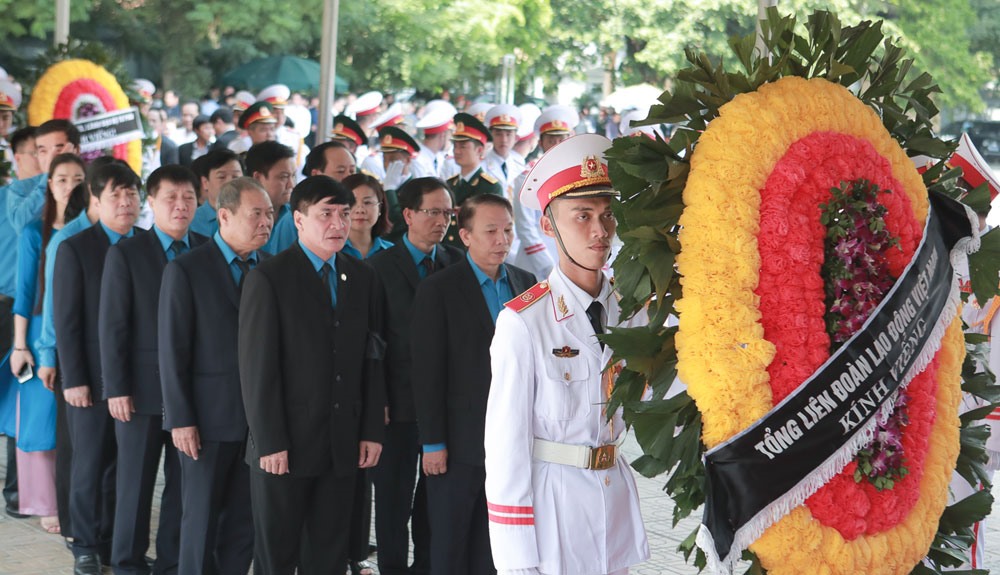Đoàn Tổng LĐLĐ Việt Nam vào viếng lễ tang Chủ tịch Nước. Ảnh: Đăng Huỳnh