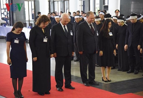 Đoàn lãnh đạo Nga cúi đầu mặc niệm người đã khuất khi vào viếng Chủ tịch nước Trần Đại Quang. Ảnh: VOV