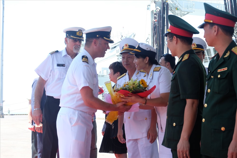 Lễ đón các sỹ quan và thủy thủ tại cảng Tiên Sa. Ảnh: Hoàng Vinh