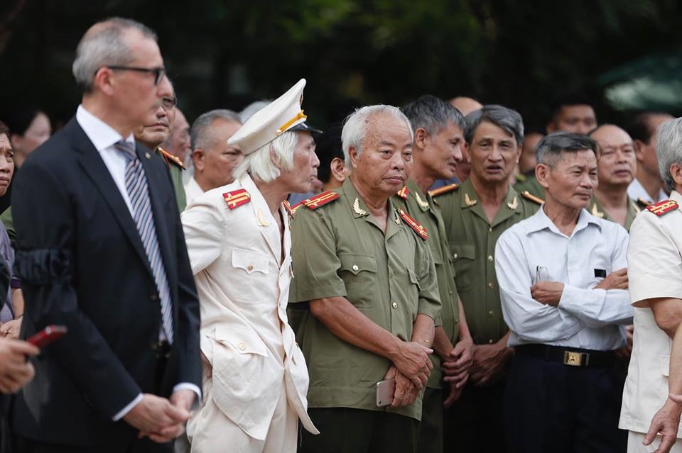 Các cựu chiến binh Quân đội Nhân dân Việt Nam chuẩn bị vào viếng Chủ tịch Nước. Ảnh: Đăng Huỳnh