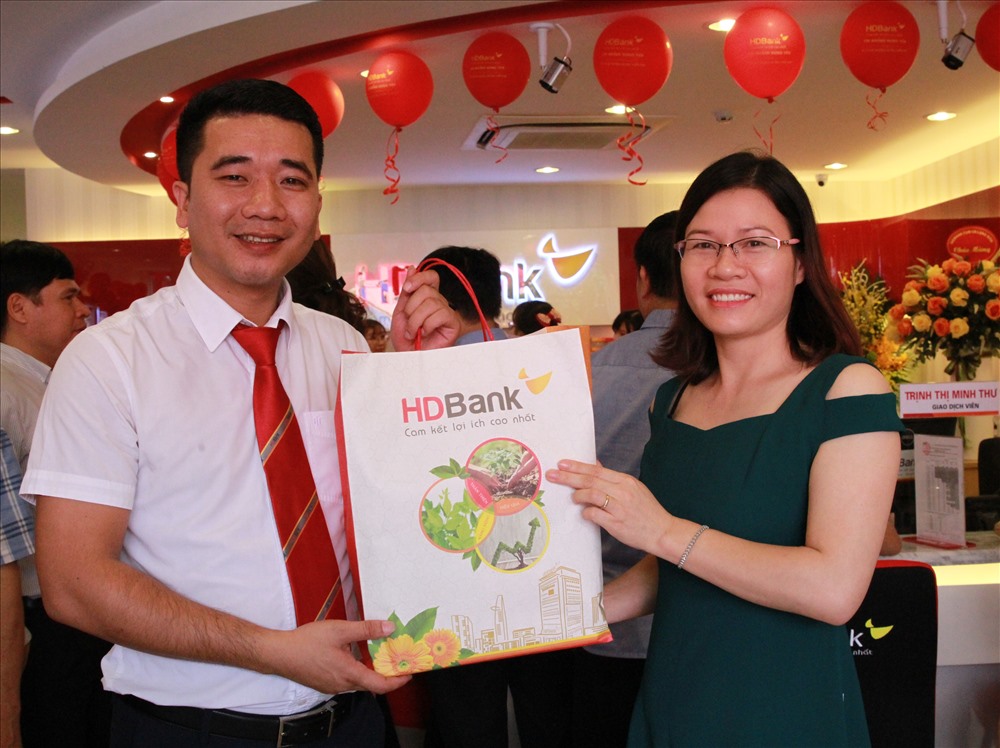 Đại diện HDBank Hưng Yên trao quà cho vị khách đầu tiên đến giao dịch