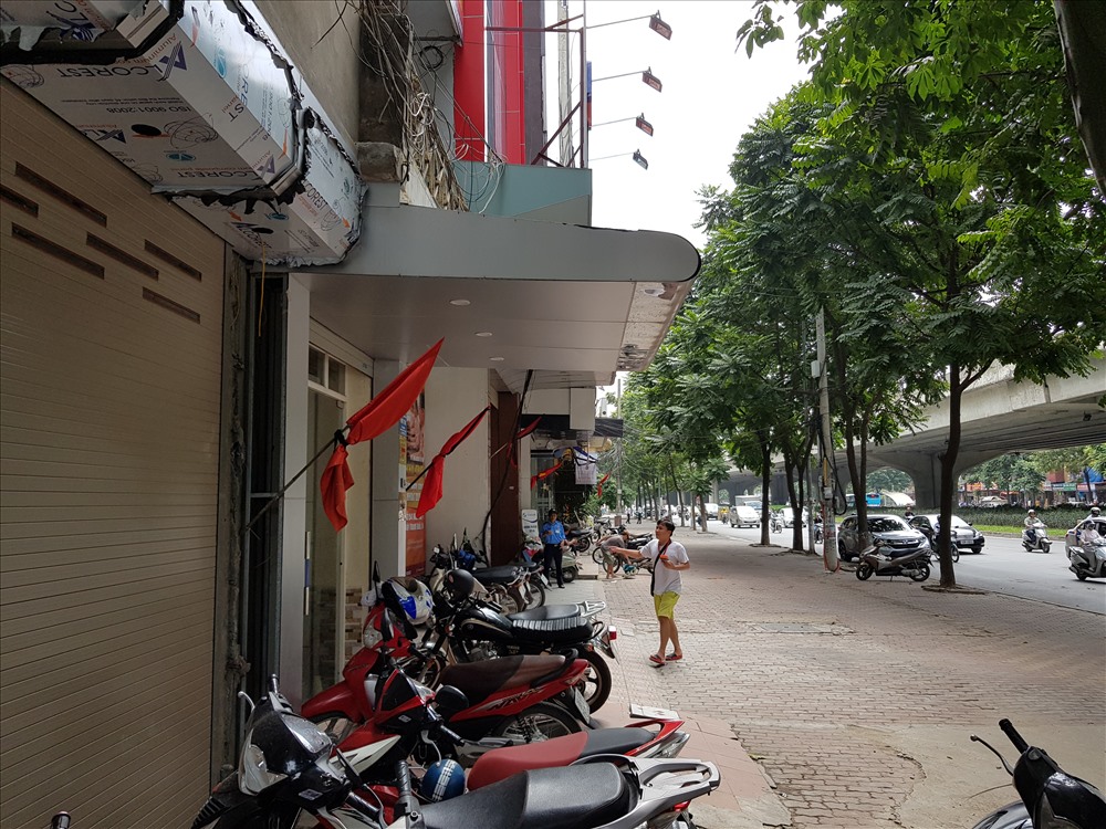 Dọc đường Khuất Duy Tiến (gần nhà Chủ tịch nước Trần Đại Quang) nhiều nhà treo cờ rủ. Ảnh CN.