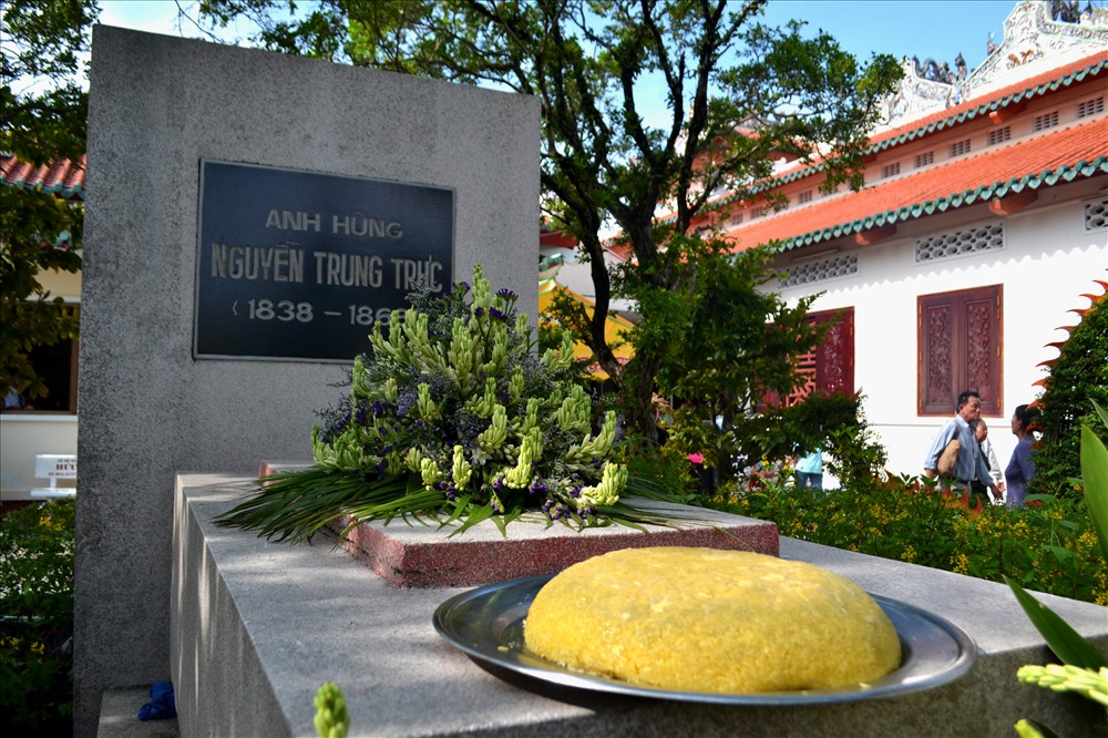 Mộ ông Nguyễn nằm trong khuôn viên Đình Nguyễn Trung Trực. Ảnh; Lục Tùng