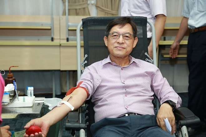 Ông Shim Won Hwan - Tổng Giám đốc Samsung Việt Nam tham gia hiến máu tại chương trình. Ảnh: HN