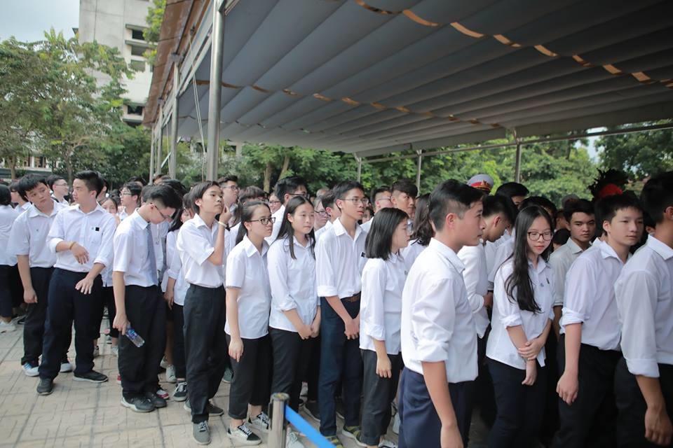700 em học sinh trường Chu Văn An xếp hàng ngay ngắn, chuẩn bị vào viếng Chủ tịch Nước. Ảnh: Đăng Huỳnh