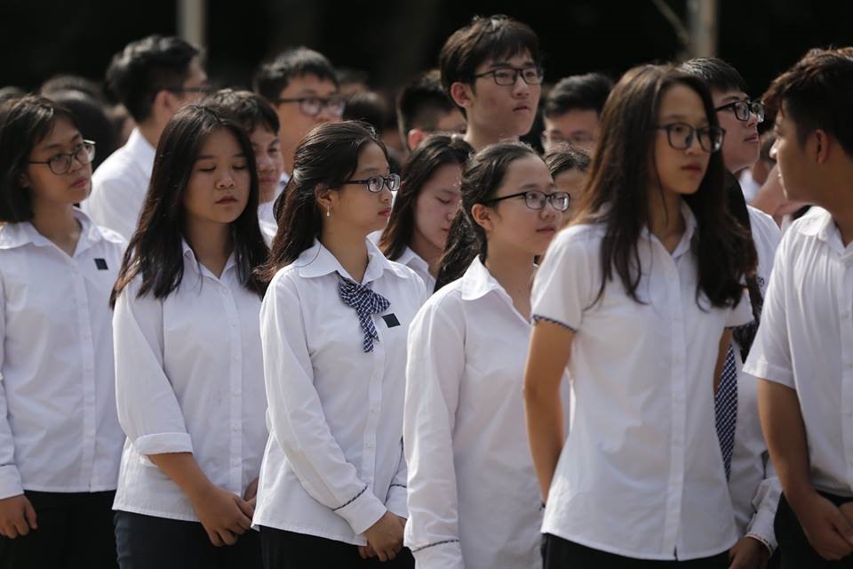 700 em học sinh trường Chu Văn An xếp hàng ngay ngắn, chuẩn bị vào viếng Chủ tịch Nước. Ảnh: Đăng Huỳnh
