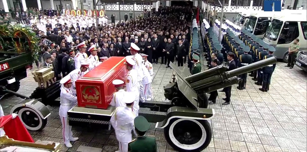 Linh cữu Chủ tịch Nước Trần Đại Quang đang được di chuyển chậm ra phía ngoài hội trường nhà tang lễ. Ảnh chụp màn hình trực tiếp bên ngoài nhà tang lễ.