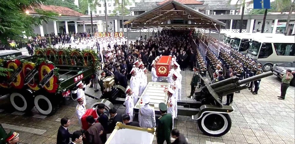 Linh cữu Chủ tịch Nước Trần Đại Quang đang được di chuyển chậm ra phía ngoài hội trường nhà tang lễ. Ảnh chụp màn hình trực tiếp bên ngoài nhà tang lễ.