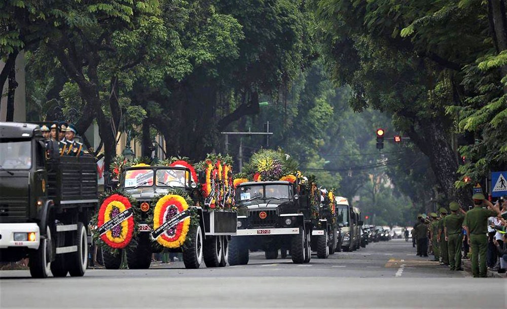 8h45: Đoàn xe đưa linh cữu Chủ tịch Nước Trần Đại Quang đi qua đường Lê Thánh Tông.