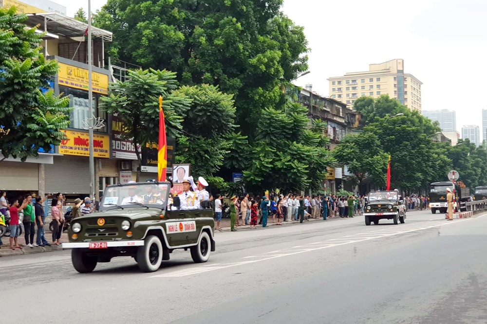 9h30: Đoàn xe đưa linh cữu Chủ tịch Nước Trần Đại Quang di chuyển về đường Khuất Duy Tiến - Nguyễn Trãi.