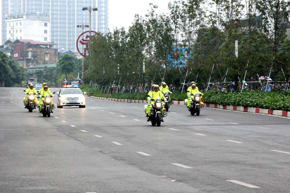 Đoàn xe đưa linh cữu Chủ tịch Nước Trần Đại Quang đi qua đường Nguyễn Chí Thanh. Ảnh: Thùy Linh.