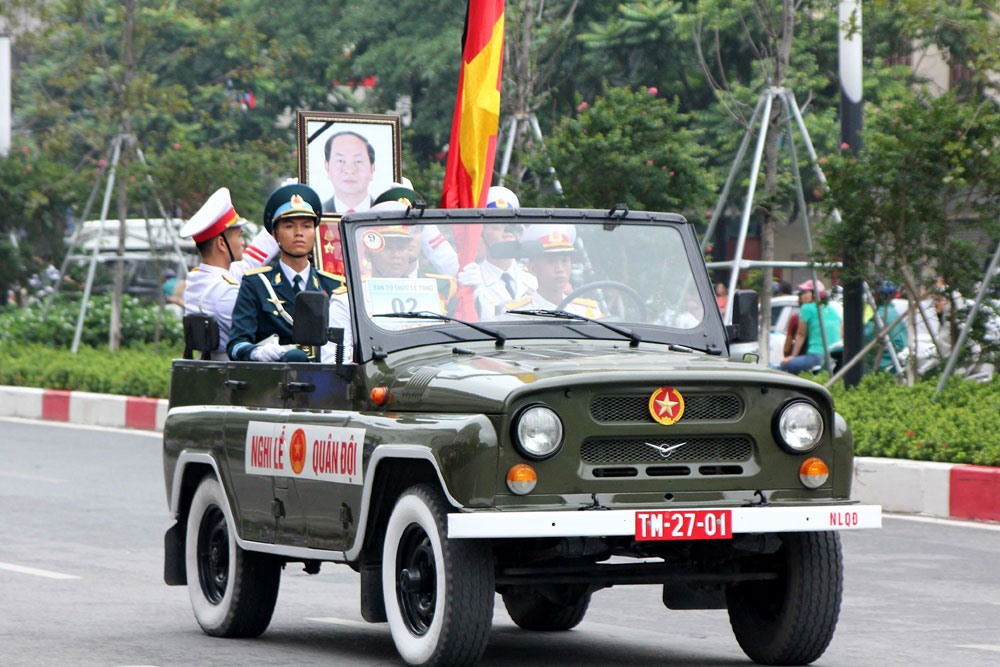 Đoàn xe đưa linh cữu Chủ tịch Nước Trần Đại Quang đi qua đường Nguyễn Chí Thanh. Ảnh: Thùy Linh.
