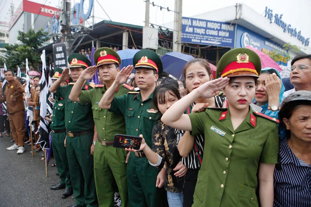 Người dân kính cẩn chào tiễn biệt Chủ tịch Nước Trần Đại Quang.