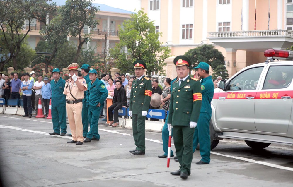 Người dân đứng bên đường Quốc lộ 1 chờ linh cữu Chủ tịch Nước Trần Đại Quang đi qua. Ảnh: Đăng Huỳnh.