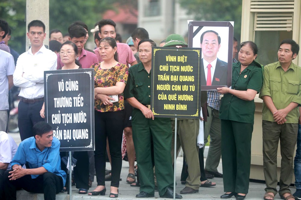 10h10: Tại Ninh Bình, người dân quê nhà đứng kín hai bên đường chờ đón đoàn xe đưa linh cữu Chủ tịch Trần Đại Quang trở về đất mẹ.