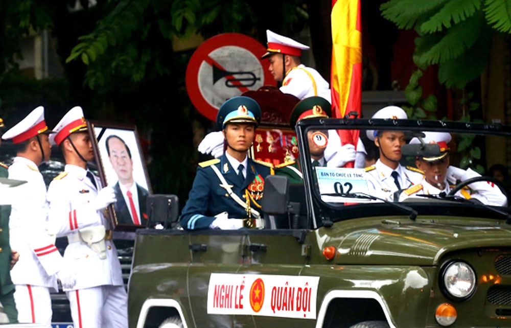Chiến sĩ đội tiêu binh rước di ảnh Chủ tịch Nước Trần Đại Quang vào nhà. Ảnh: VnExpress.
