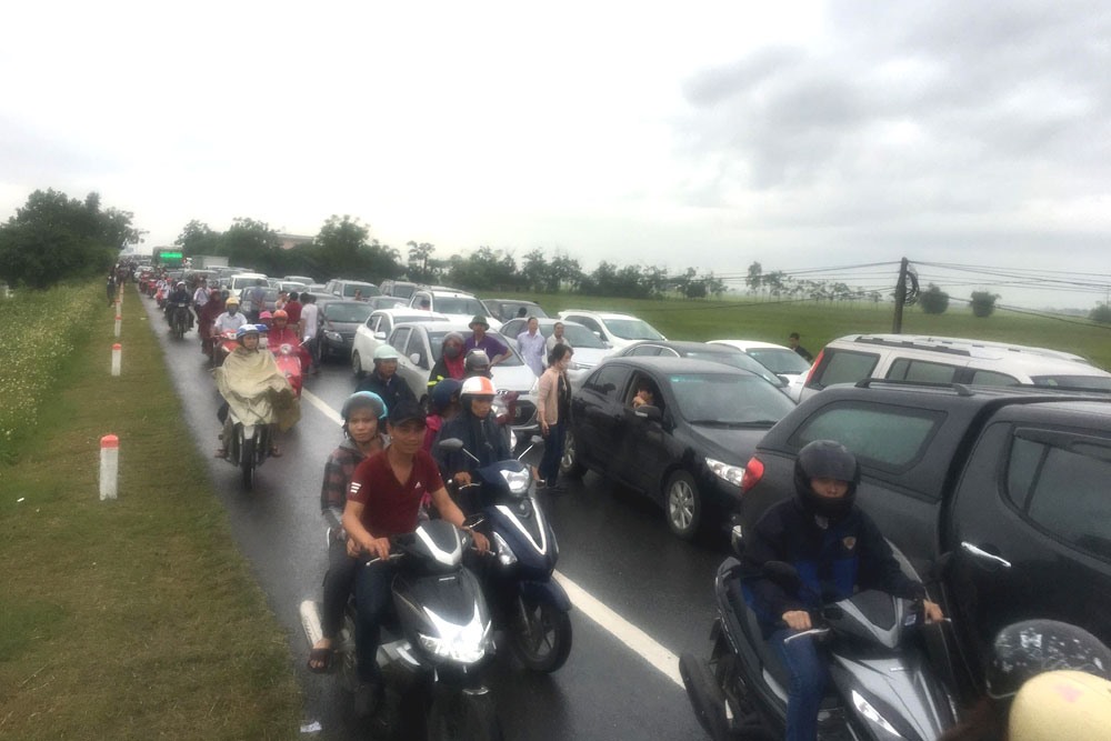 Tại đường 10 cách xã Quang Thiện 10km, tắc đường kéo dài do mật độ xe đổ về đây đông.