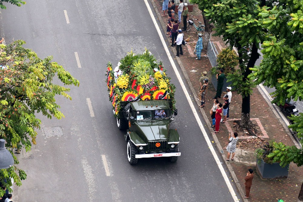 Khác với những tang lễ trước đây có hàng chục xe chở hoa, lễ tang của Chủ tịch Nước Trần Đại Quang lần này các đoàn chỉ mang băng tang, còn vòng hoa sẽ được Ban tổ chức tự chuẩn bị, theo VnExpress.