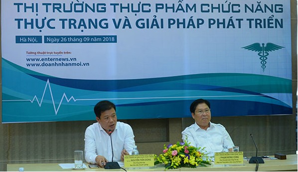 TS Phạm Hưng Củng (bên phải) trao đổi tại buổi tọa đàm
