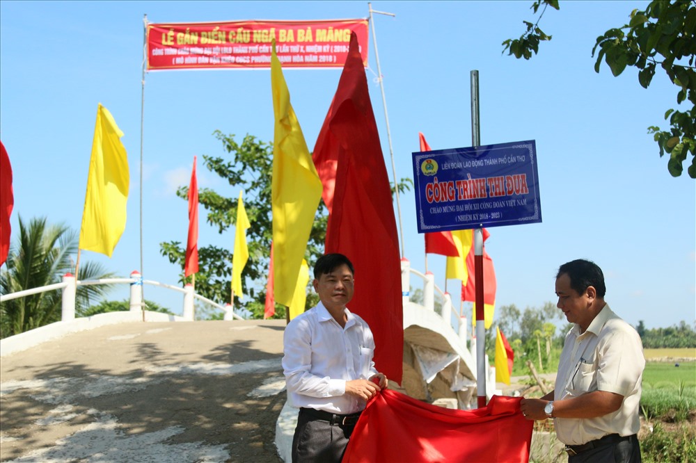 Lãnh đạo LĐLĐ.TP.Cần Thơ cùng lãnh đạo địa phương mở biển khánh thành công trình. Ảnh: BT