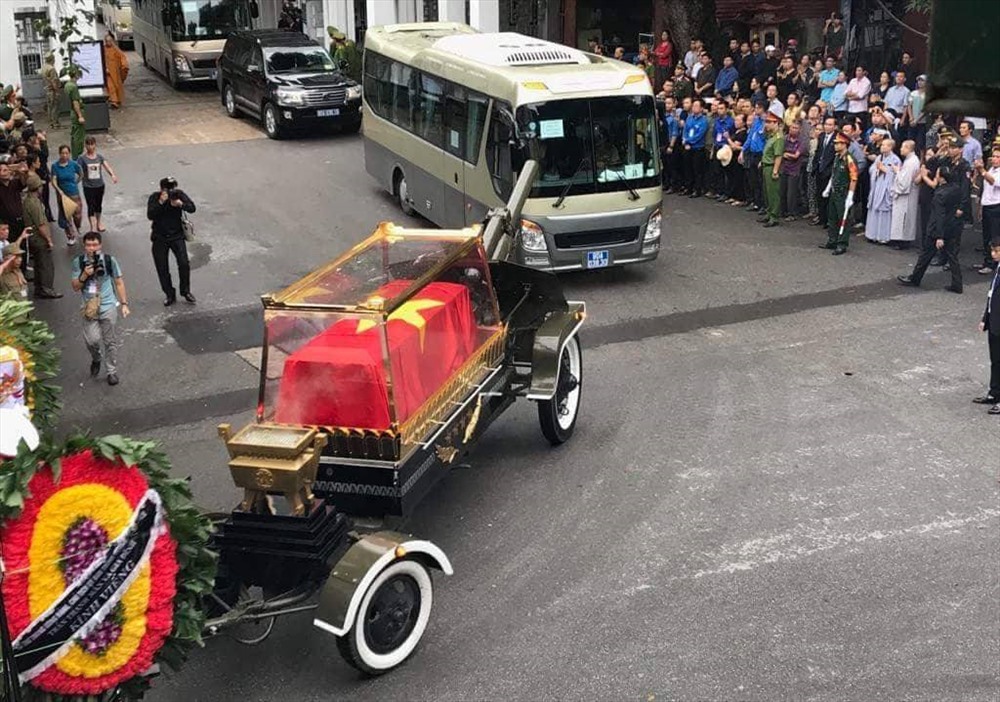 Xe đưa linh cữu Chủ tịch Nước rời Nhà tang lễ Bộ Quốc phòng (số 5 Trần Thánh Tông, Hà Nội).