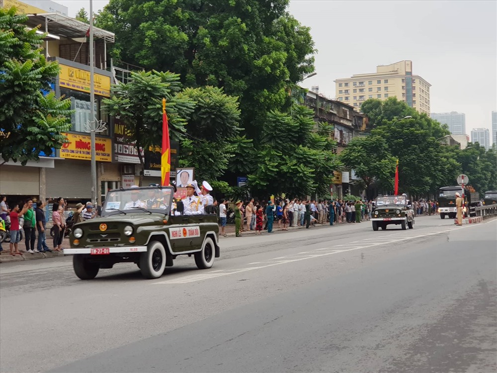 Đoàn xe đưa linh cữu Chủ tịch nước đang di chuyển về đường Khuất Duy Tiến - Nguyễn Trãi
