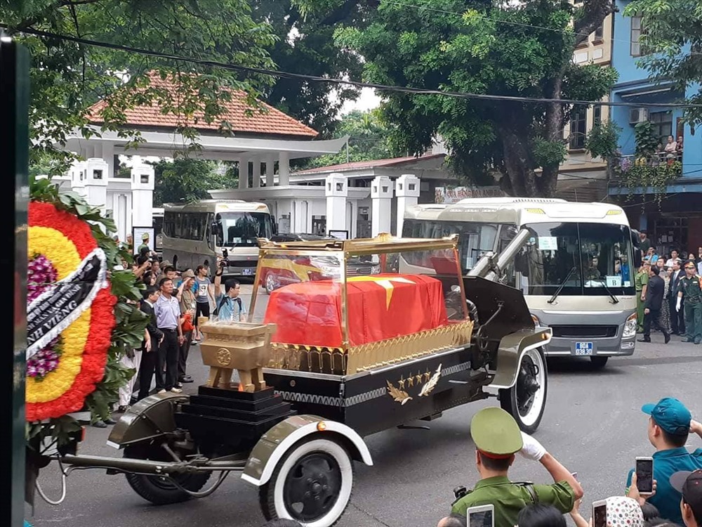 Xe đưa linh cữu Chủ tịch Nước rời Nhà tang lễ Bộ Quốc phòng (số 5 Trần Thánh Tông, Hà Nội).