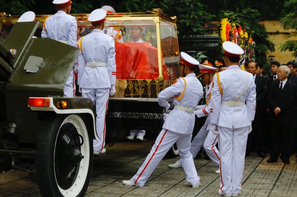 Đội nghi lễ chuyển linh cữu Chủ tịch nước Trần Đại Quang ra xe tăng.