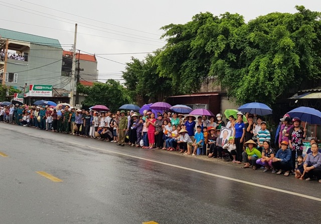 Dọc tuyến Quốc lộ 10 người dân từ Tp.Ninh Bình về Kim Sơn, người dân đứng đợi đoàn xe đưa linh cữu Chủ tịch Nước Trần Đại Quang đi qua. Ảnh: NT