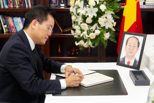 Đại sứ Việt Nam tại Hoa Kỳ Hà Kim Ngọc ghi sổ tang tại lễ viếng Chủ tịch Nước Trần Đại Quang. Ảnh: ĐSQ. 