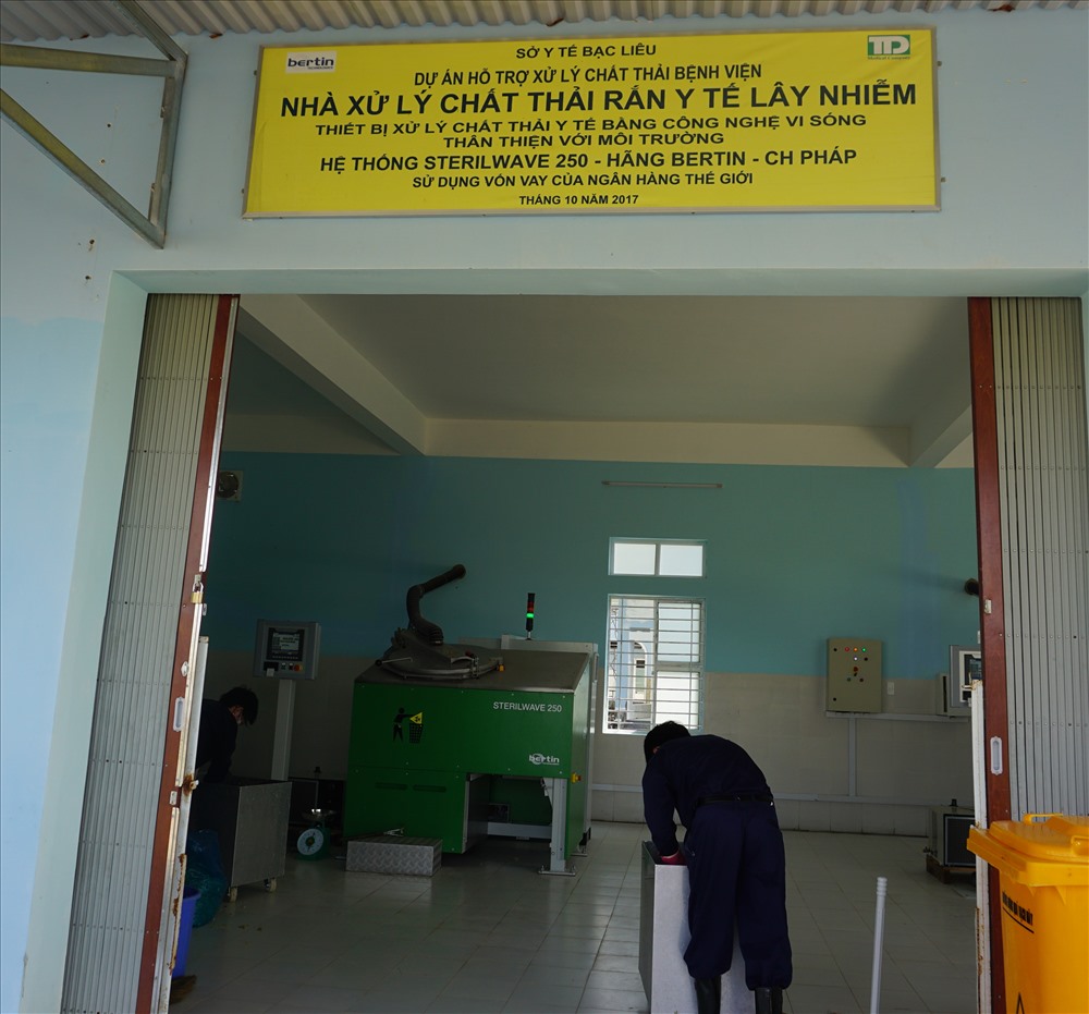Nhà xử lý rác thải y tế tại Bệnh viện Bạc Liêu đã vận hành(ảnh Nhật Hồ)