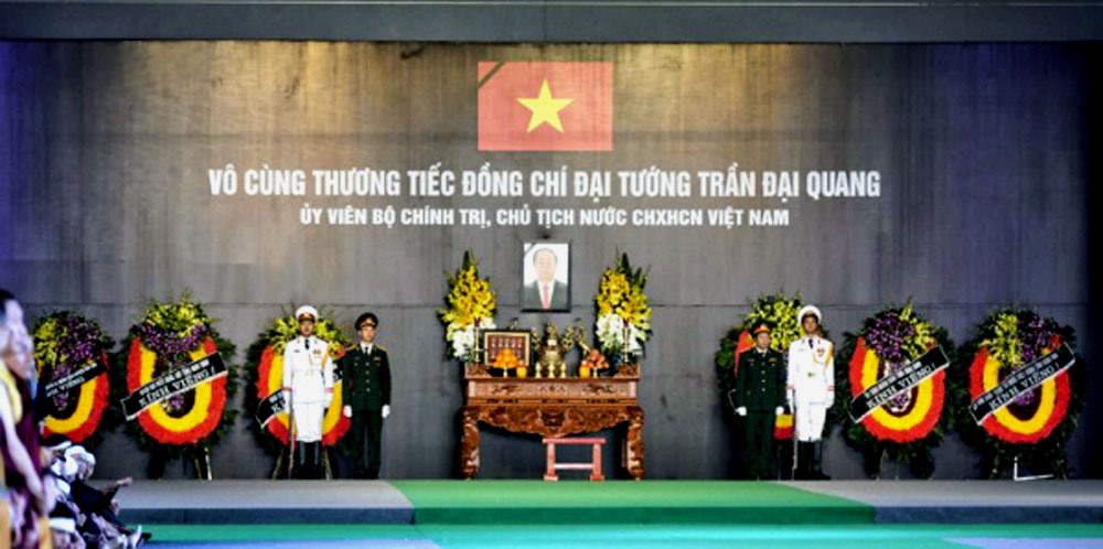 Bàn thờ được lập tại khu an táng Chủ tịch nước, cánh đồng thôn 13, xã Quang Thiện, huyện Kim Sơn. Ảnh: VnExpress.