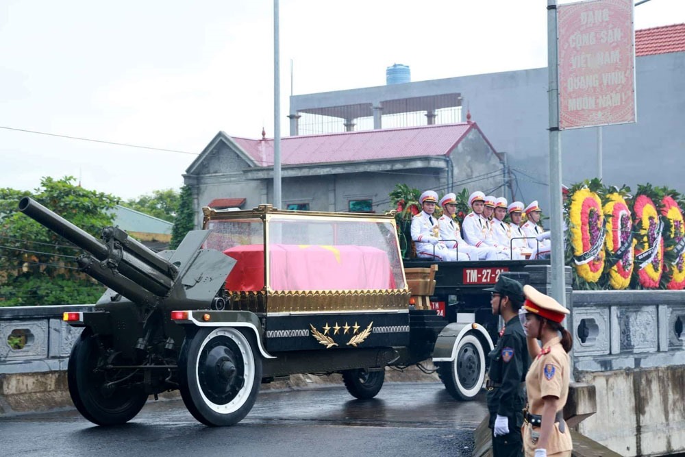 Đoàn xe chở lĩnh cữu Chủ tịch Nước Trần Đại Quang đi qua khu vực cầu Quang Thiện.