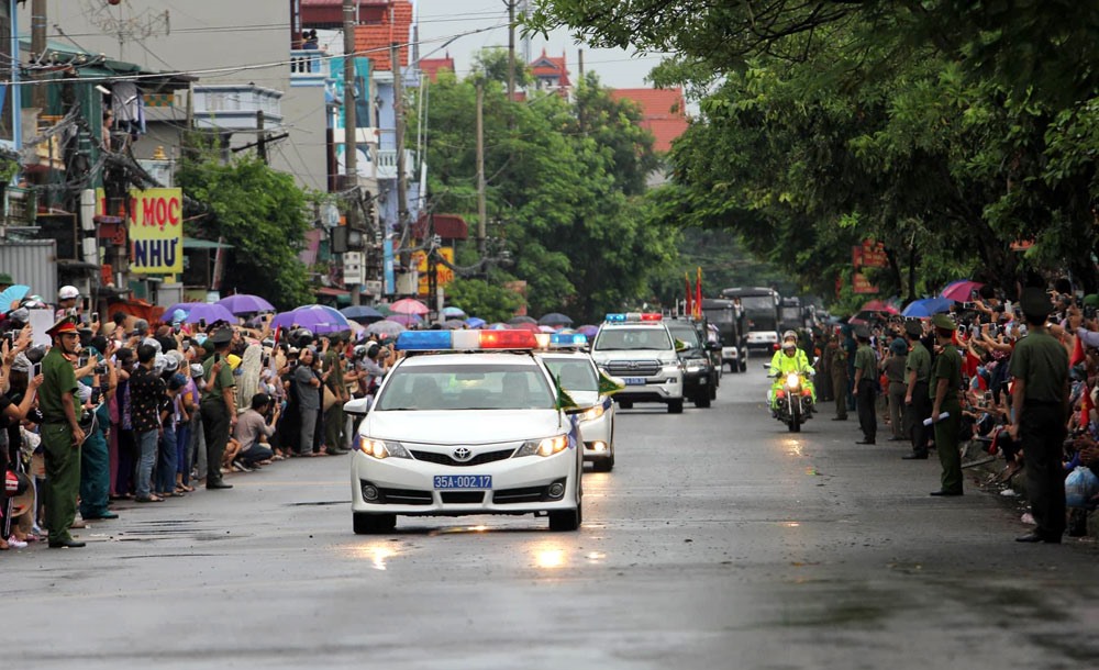 Đoàn xe chở lĩnh cữu Chủ tịch Nước Trần Đại Quang đi về nơi an táng.
