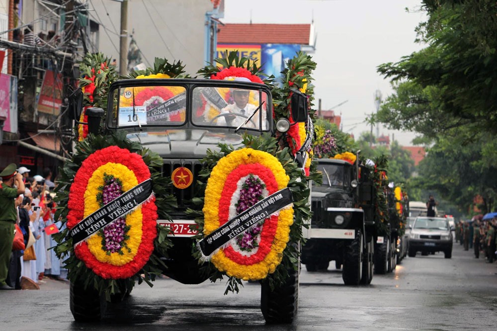 Đoàn xe chở lĩnh cữu Chủ tịch Nước Trần Đại Quang đi về nơi an táng.