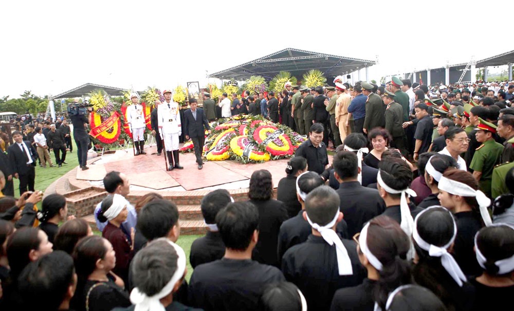 Lãnh đạo Đảng, Nhà nước và gia đình đi vòng quanh mộ tiễn biệt.