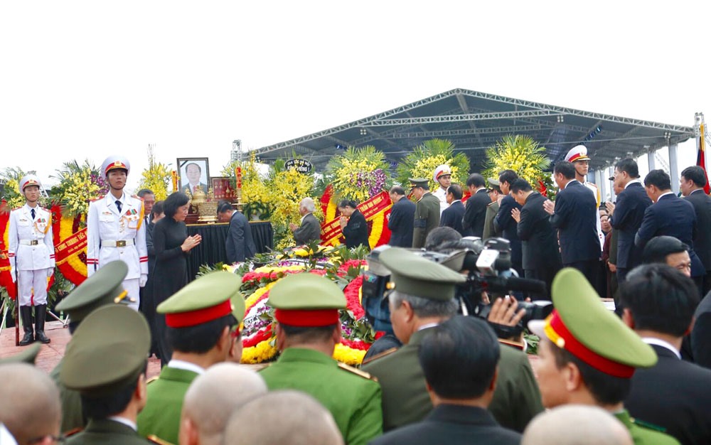 Lãnh đạo Đảng, Nhà nước và gia đình đi vòng quanh mộ tiễn biệt Chủ tịch Nước Trần Đại Quang. Ảnh: Đăng Huỳnh.