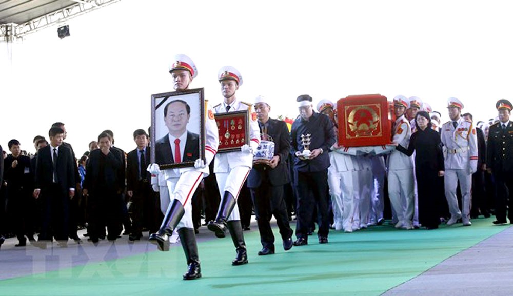 Đội tiêu binh rước di ảnh và chuyển linh cữu Chủ tịch nước Trần Đại Quang tại nơi an táng - xã Quang Thiện, huyện Kim Sơn, tỉnh Ninh Bình. Nguồn: TTXVN.