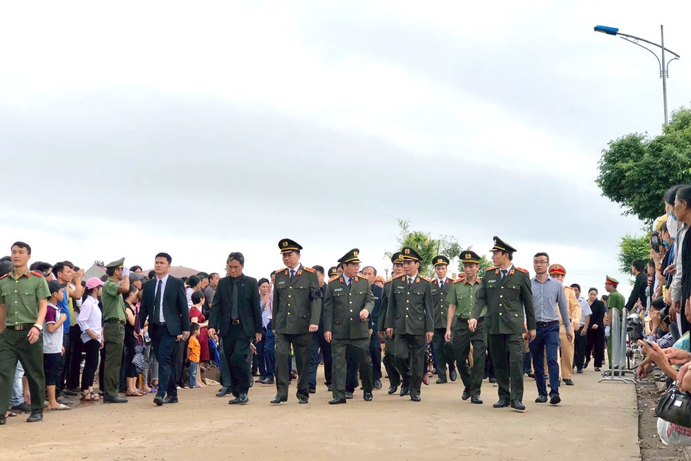 Thượng tướng Tô Lâm - Bộ trưởng Bộ Công an tiến vào nơi an táng Chủ tịch Nước Trần Đại Quang.