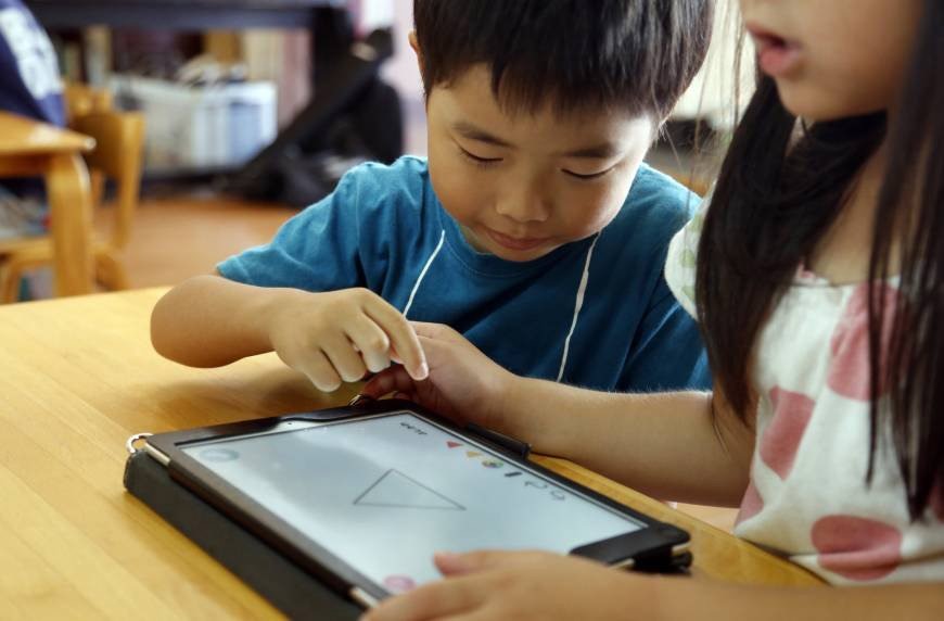 Học sinh trường mẫu giáo Coby (Yoshikawa, Saitama, Nhật Bản) đang học vẽ trên một thiết bị công nghệ. Ảnh: AP