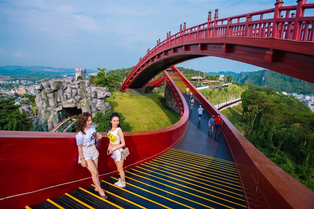 Cầu Koi có hình bán nguyệt, được thiết kế theo biểu tượng thuyết Âm Dương Ngũ hành của văn hóa Nhật Bản. Sự kết nối và hòa hợp giữa cầu Âm và cầu Dương mang tính biểu tượng cho nét văn hóa Nhật đồng thời như hay vòng tay quyện vào nhau tạo mối giao hảo của hai nền văn hóa Việt - Nhật.
